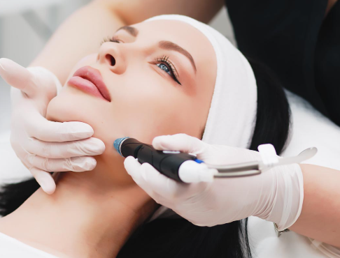 Strahlende Haut mit unserer professionellen Gesichtsbehandlung – Tiefenreinigung, Pflege & Glow-Effekt