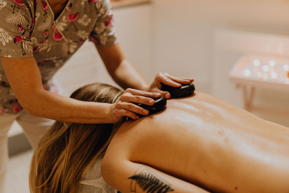 Sparpaket 120 Min.: Ayurveda- oder Hot-Stone-Massage + klassische Pediküre