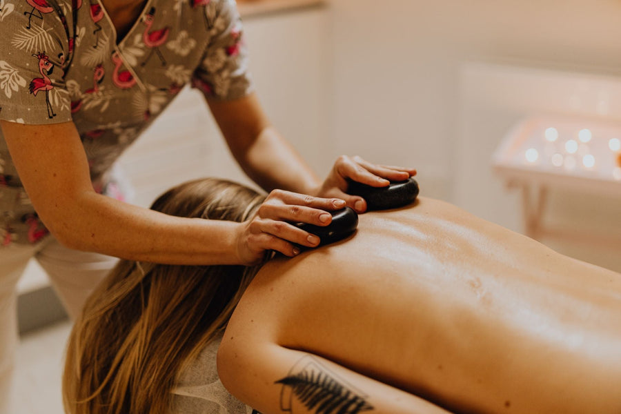 Sparpaket 120 Min.: Ayurveda- oder Hot-Stone-Massage + klassische Pediküre