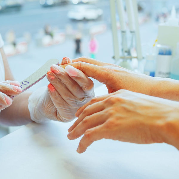 Beauty- & Wellness-Paket: Maniküre + Pediküre mit Shellac + 30 Min. Massage